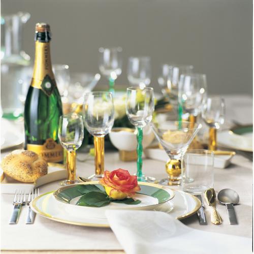 こちらはノーベル賞の晩餐会で使用されている食器のイメージです。