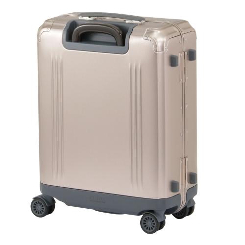 �w�ʁB���≘�ꂪ�ڗ����Â炢�悤�A�A���~�j�E���̃V�F���ɂ̓[���n���o�[�g���Ǝ��̂�������H���{���Ă��܂��B