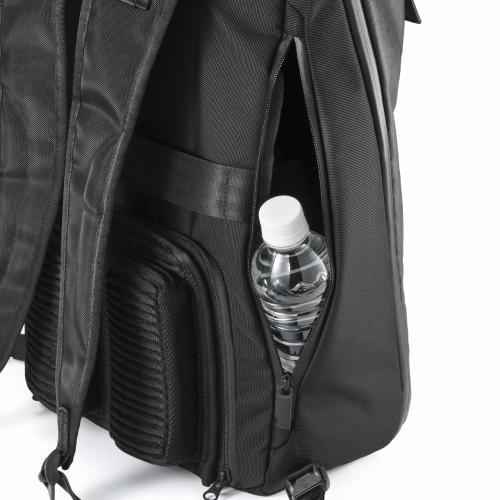 2WAYスルーポケット:側面ファスナーから本体気室ボトルホルダーへアクセスが可能