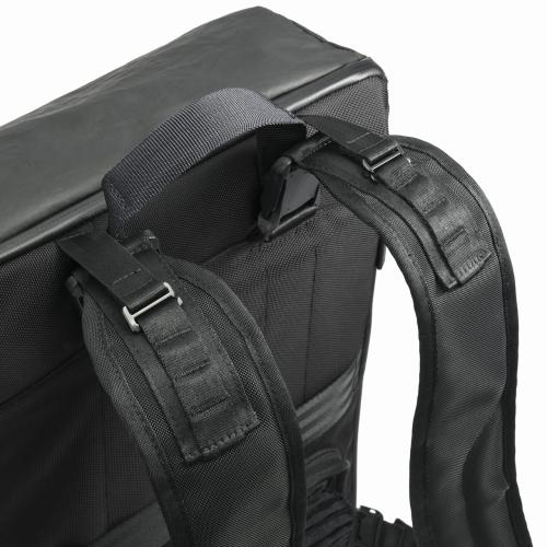 リュック上部の前倒れを防ぐ為に、ハーネス上部に位置調整可能なロードリフターストラップを搭載