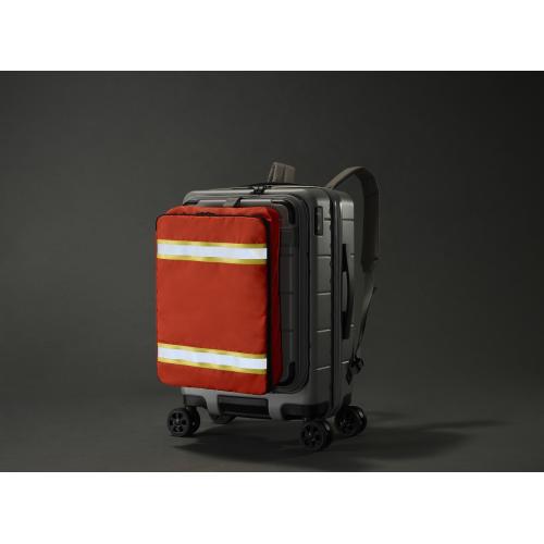 �X�[�c�P�[�X�̑O�ʂɎ��t�����t���N�^�[�Ƃ��Ă��g�p�\