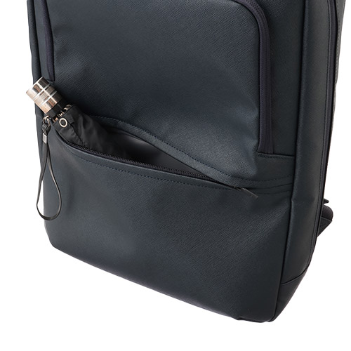 「濡れ物ポケット」を搭載。<br>濡れた折り畳み傘などの収納に便利。