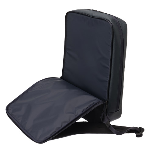 ノートPC用コンパートメント<br>※16インチまで対応。