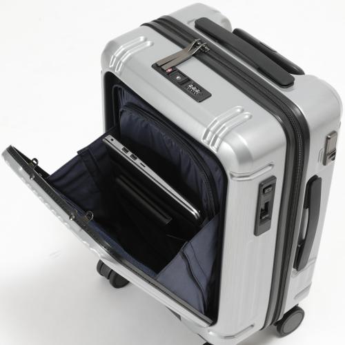 ワンタッチで開閉できるフロントパネル