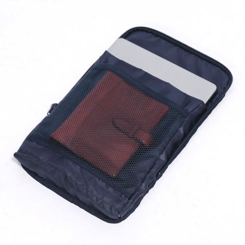 フロントポケットとメインルームの仕切りはファスナーで取り外すことができます