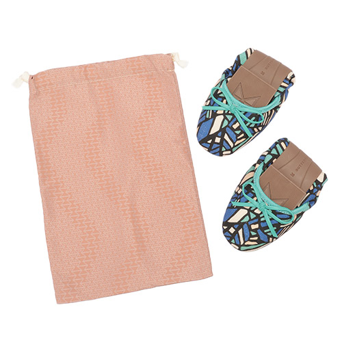 持ち運びに便利な巾着袋が付いています。