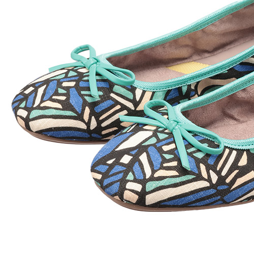 リボンがフェミニンでクラシックな印象。