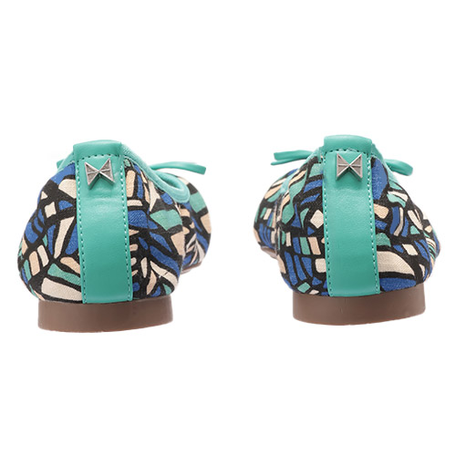 かかとにはBUTTERFLY TWISTSのロゴチャームが付いています。