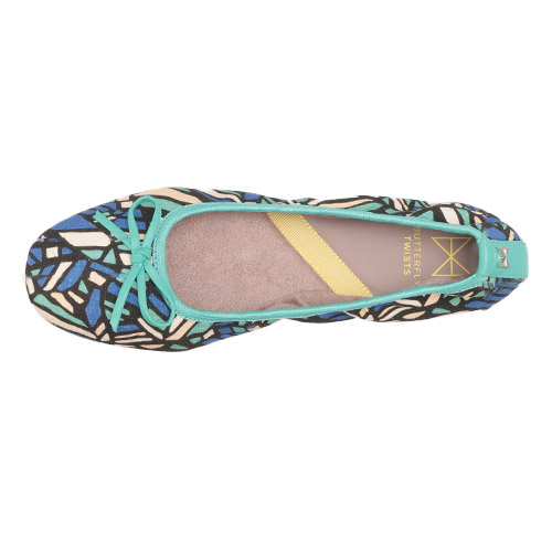 低反発クッションが効いたインソールと丸みのあるかかとでやさしい履き心地。