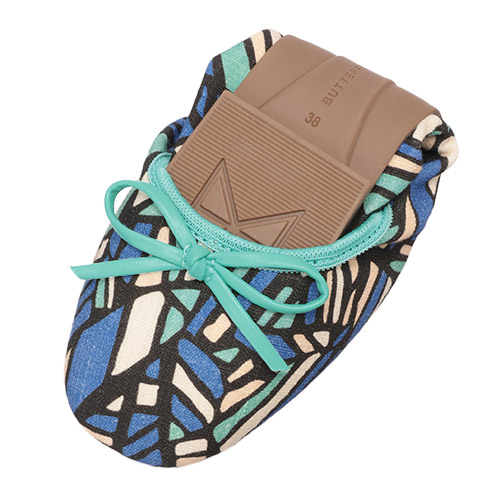 折りたたんでコンパクトになります。