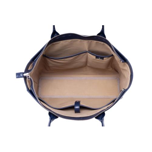 �����@�������J���[�͑S�F���F�ł��A�|�P�b�g�̃w�����������͖{�̂Ɠ��F�̃N�����[�m���g�p�i�J���[�F�l�C�r�[�j