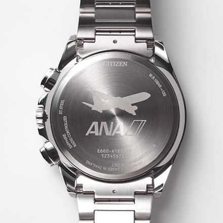裏ぶたには、ANAの公式ロゴと飛行機機影が刻印されています。